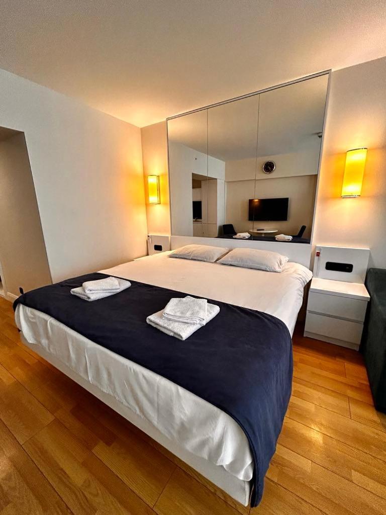Apartment Twin Towers David Batoemi Buitenkant foto