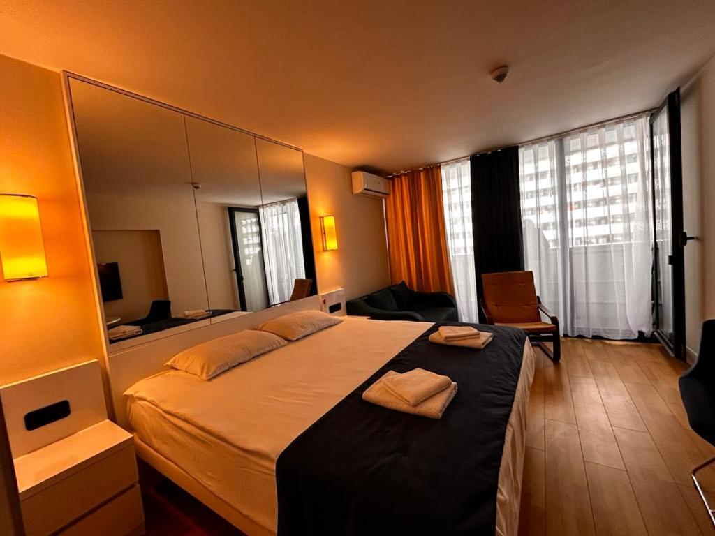 Apartment Twin Towers David Batoemi Buitenkant foto